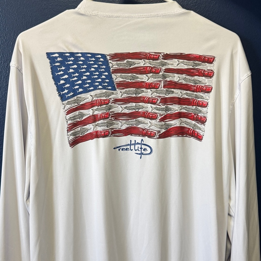 Reel Life Size L, Very Light Gray, Lg Sleeve , Patriotic Fish "FLAG' on back